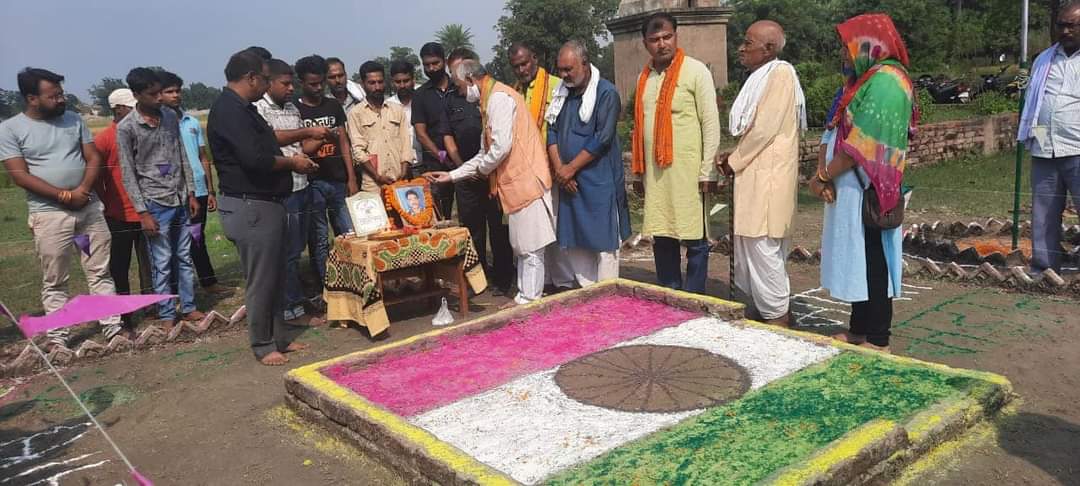 SIGRIWALBJP's tweet photo. भगवानपुर प्रखंड के नौउवाटोला में शहीद कुमार विश्वास जी 
के शहादत दिवस पर  राष्ट्रीय ध्वज का झंडोत्तोलन किया व उनके तैल्य चित्र पर पुष्प अर्पित कर शत् शत् नमन्  किया । https://t.co/3thAquXf6L