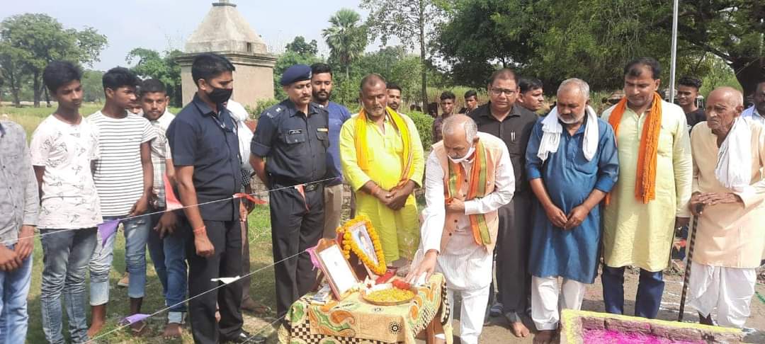 SIGRIWALBJP's tweet photo. भगवानपुर प्रखंड के नौउवाटोला में शहीद कुमार विश्वास जी 
के शहादत दिवस पर  राष्ट्रीय ध्वज का झंडोत्तोलन किया व उनके तैल्य चित्र पर पुष्प अर्पित कर शत् शत् नमन्  किया । https://t.co/3thAquXf6L