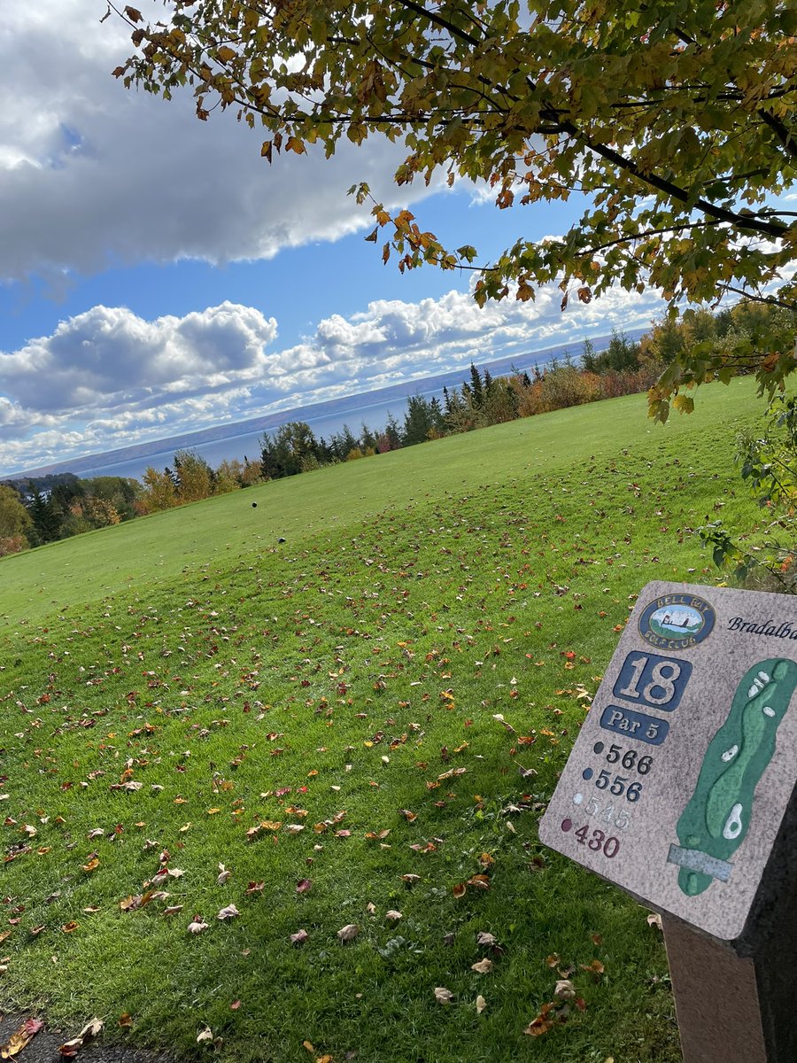 _zNova_'s tweet photo. Autumn Golf is something else! @daltoosh #BellBay #NovaScotia https://t.co/yuJnosBG1K