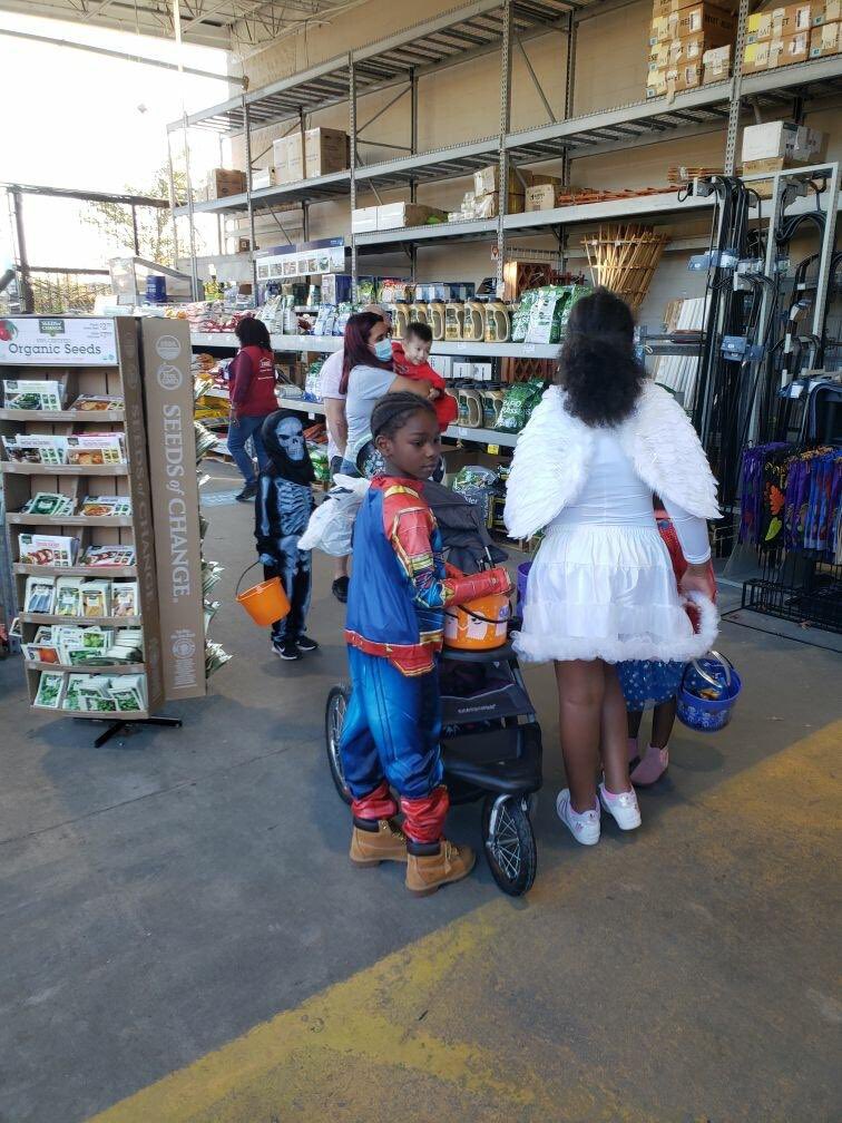 381Lowes's tweet photo. @BenitoKomadina @D899_RVA @BlueBoxR1 Lowe’s 381 Halloween fun!! https://t.co/0YGgEXrhka