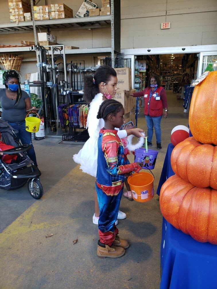 381Lowes's tweet photo. @BenitoKomadina @D899_RVA @BlueBoxR1 Lowe’s 381 Halloween fun!! https://t.co/0YGgEXrhka