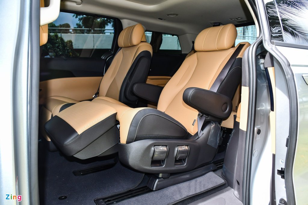 MarcusJunno's tweet photo. Choose Kia Carnival or Hyundai Santa Fe in the price range of VND 1.4 billion?
The majestic Kia Carnival, the modern Hyundai Santa Fe https://t.co/CpRm72co6h