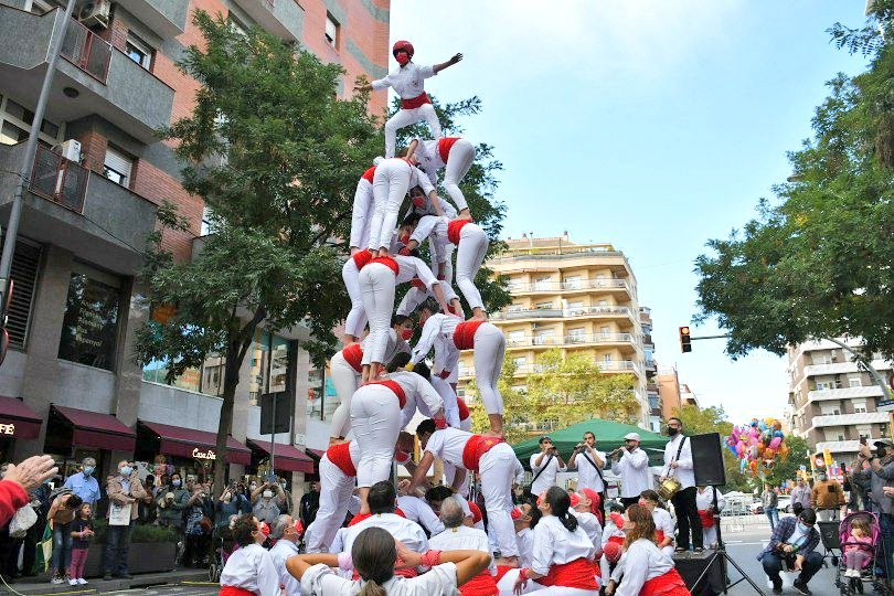 sants3radio's tweet photo. Avui el @CarrerdSants celebra la 2a Fira de les Tradicions Catalanes, #SantsTradicat amb comerç al carrer, sardanes, coral, falcons, dansa, actuacions de cultura popular... També hi trobareu l'estudi mòbil de la ràdio. Fa goig veure el carrer ben ple, som un #barri ple de #vida! https://t.co/4Yn1ZK6Ulz