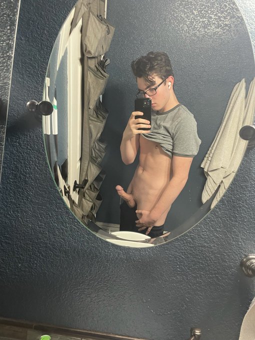 I&rsquo;m outta shape, can someone be my work out partner? I got no motivation https://t.co/GDnkTRlp3J