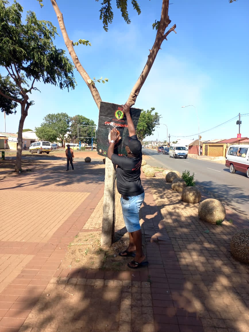 BLFmembers's tweet photo. BLF Comrades in Ward 47. The struggle Continues.✊🏿

#VoteBLF
#LGE2021
#VoteForYourLife https://t.co/csUsVxf0mJ
