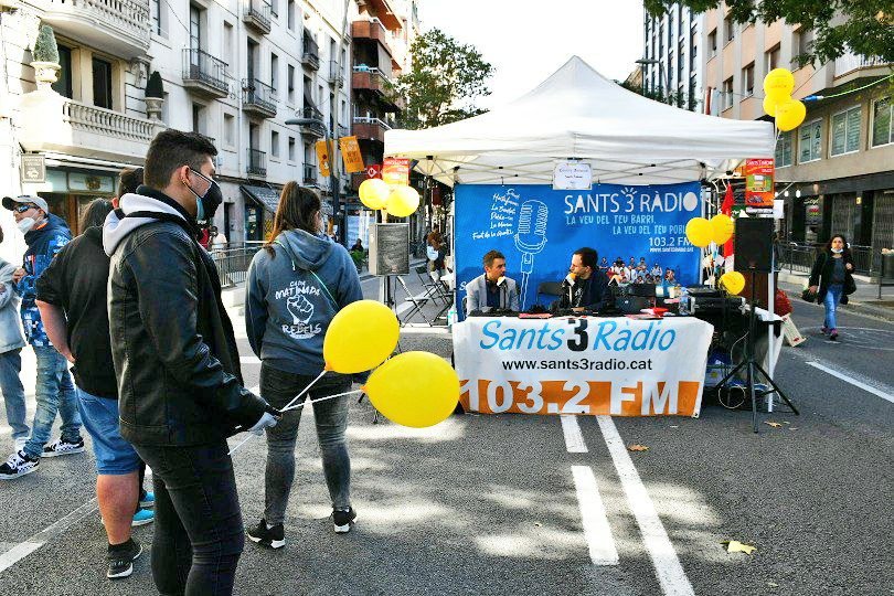 sants3radio's tweet photo. Avui el @CarrerdSants celebra la 2a Fira de les Tradicions Catalanes, #SantsTradicat amb comerç al carrer, sardanes, coral, falcons, dansa, actuacions de cultura popular... També hi trobareu l'estudi mòbil de la ràdio. Fa goig veure el carrer ben ple, som un #barri ple de #vida! https://t.co/4Yn1ZK6Ulz