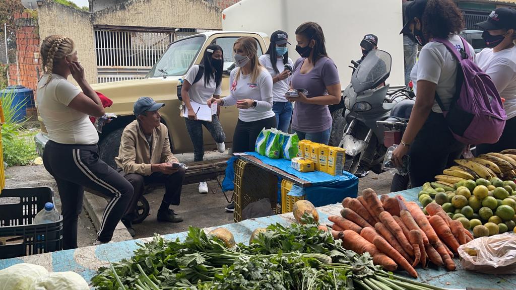 griseldareyesq's tweet photo. 🔸 Desde temprano estamos recorriendo los sectores #LaEnecaAlta, #PiedrasAzules y #LaPlanada, en la zona rural de #Baruta, invitándolos a participar en la jornada del #21Nov.

Me acompañan nuestros candidatos a concejales @ConchyTafur y @elnegrogo.

#BarutaExigeMás 🍃
#23Oct https://t.co/zpjFBHkY0Q