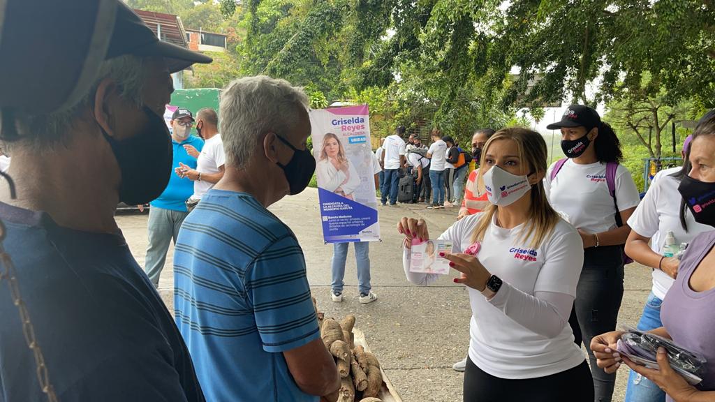griseldareyesq's tweet photo. 🔸 Desde temprano estamos recorriendo los sectores #LaEnecaAlta, #PiedrasAzules y #LaPlanada, en la zona rural de #Baruta, invitándolos a participar en la jornada del #21Nov.

Me acompañan nuestros candidatos a concejales @ConchyTafur y @elnegrogo.

#BarutaExigeMás 🍃
#23Oct https://t.co/zpjFBHkY0Q