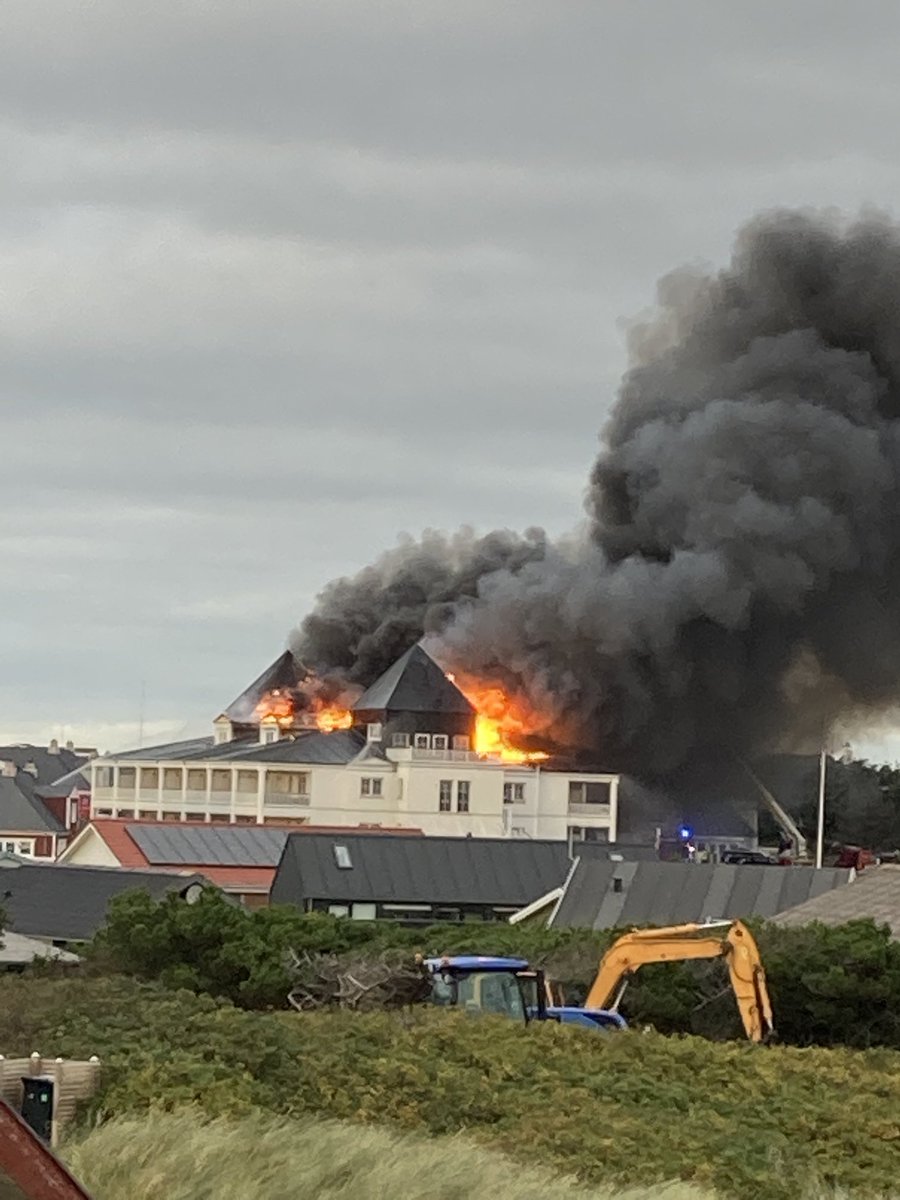 btulinius's tweet photo. Meget trist! Vartegn for Søndervig i flammer! Her lå engang Hotel Klitten #hotklit https://t.co/FKxdrlOoss