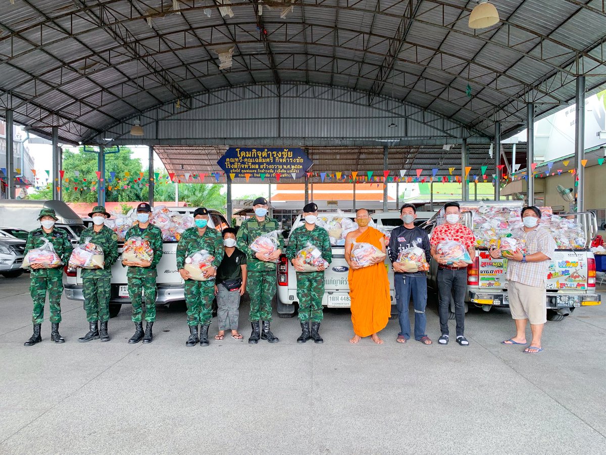 prayasuren109's tweet photo. #น้ำใจสู้ภัยน้ำท่วม
       วัดพระยาสุเรนทร์ พร้อมด้วยทหารกองทัพไทย
เป็นสะพานบุญ นำสิ่งของที่ญาติโยมบริจาคมา ทำถุงยังชีพ เพื่อนำไปช่วยเหลือพี่น้อง #ชาวสุพรรณบุรี อ.อู่ทอง ต.กระจัน ที่ได้รับผลกระทบจากภัยน้ำท่วม จำนวน ๓๐๐ ชุด น้ำดื่ม ๓๐๐ แพ็คลงพื้นที่แจกทั้งหมด ๓ หมู่บ้าน https://t.co/joqHlvSS8O
