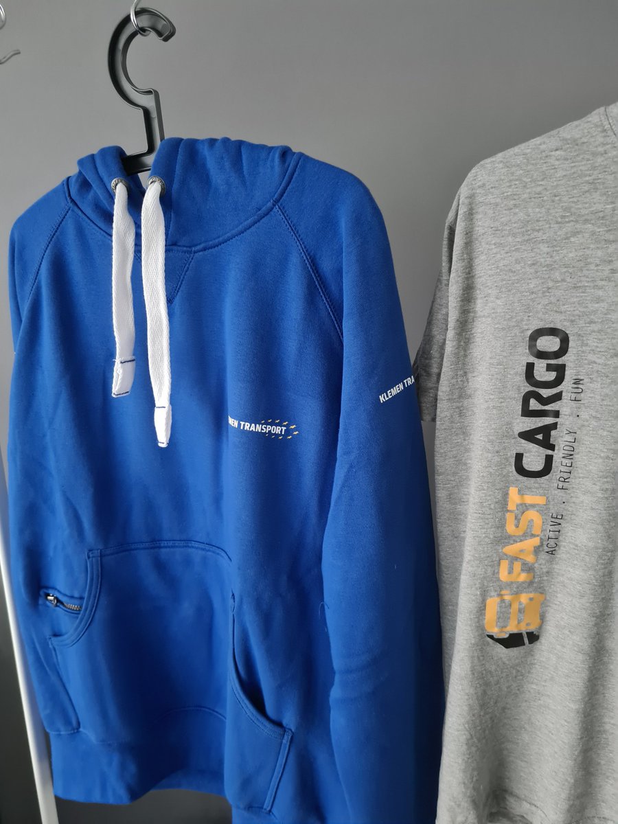 DenSubFC's tweet photo. What a nice gift from fellow trucker @Junnky77 !  A warm #KlemenTransportVTC hoodie is very useful in this time of the year. Thank you! 😊🍻👍

#ETS2 #BestCommunityEver
@SCSsoftware @ets2de @fastcargovtc https://t.co/UB8hP5daHu
