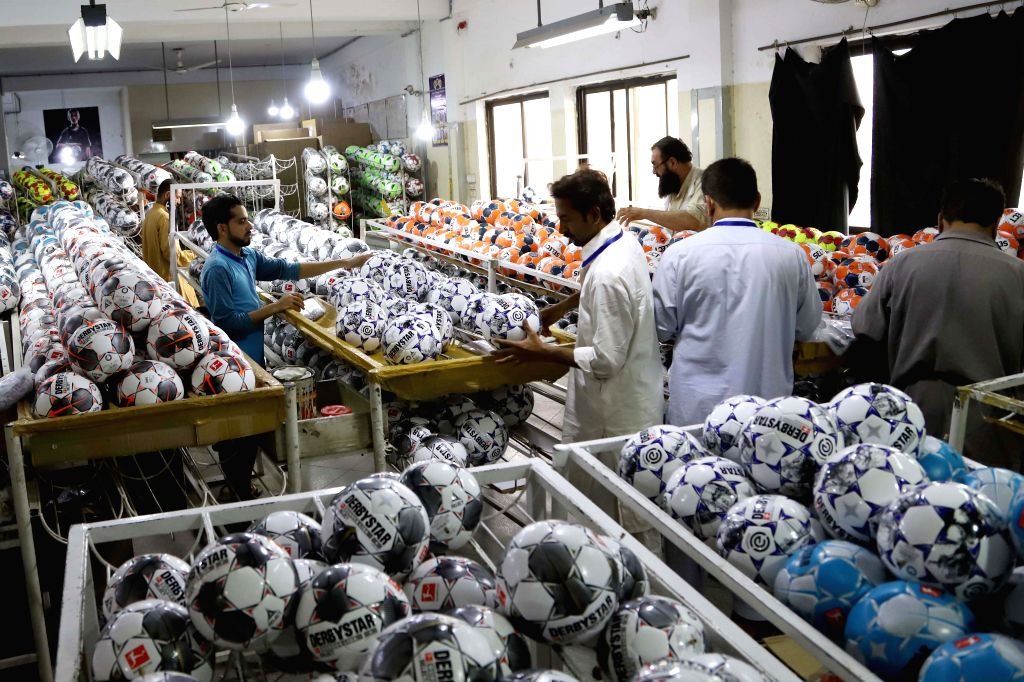 TorresErwerle's tweet photo. ✍️ [𝙃𝙄𝙇𝙊]

¿Por qué el 70% de las pelotas de fútbol del mundo se hacen en Sialkot, Pakistán? ¿Cómo son las fábricas? ¿Cuánta gente trabaja en la industria? ⚽️🇵🇰

Si te gusta, ayudarías con un RT, un MG o un follow. 🙏 https://t.co/UhIOMCb2GJ