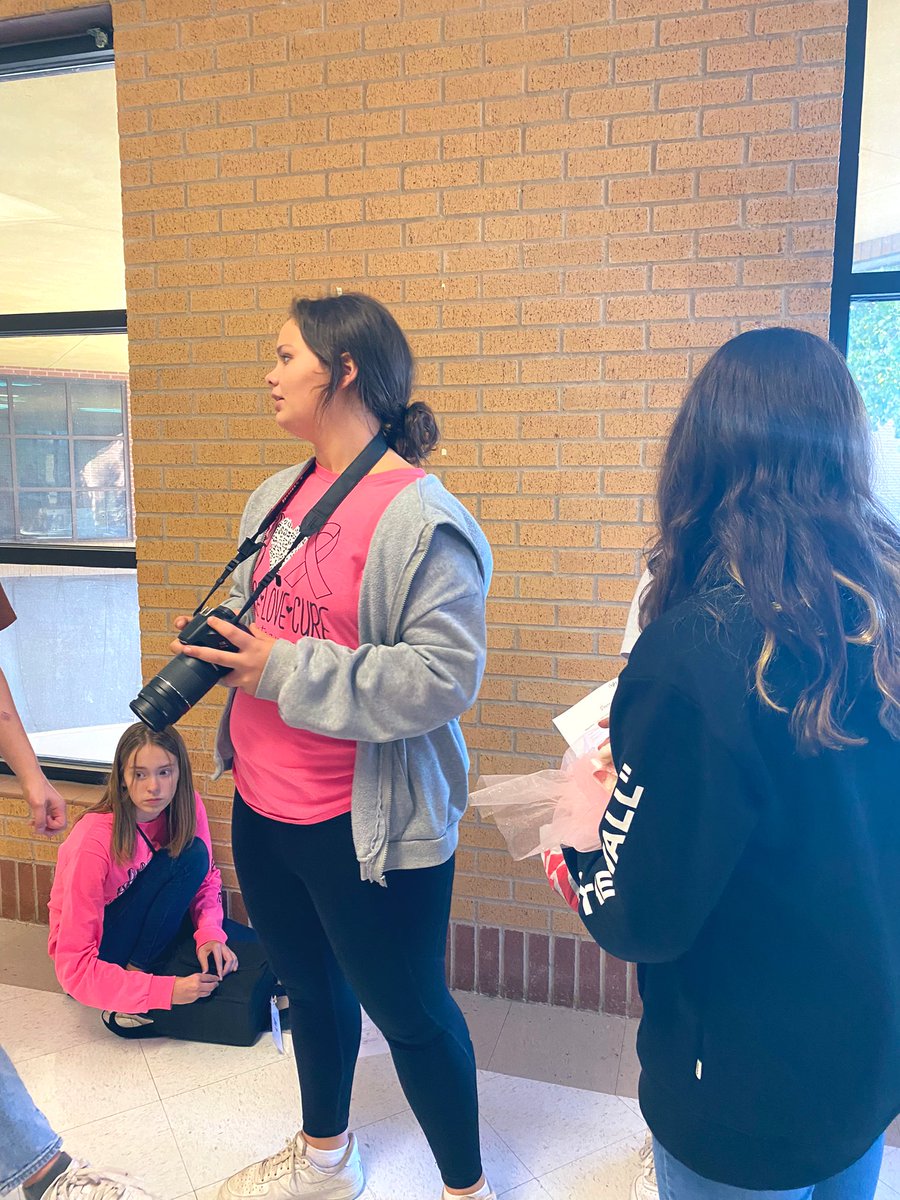 mrs_brown_cte's tweet photo. Our first photo walk 😊 in PRIN AAVTC. We focused on photo composition to include examples of balance, contrast, the rule of thirds, and framing. #AzleISD @SantoJForteJH @azleisd https://t.co/3gRFb3juYa