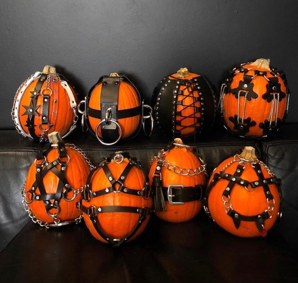 NAKIDpictures's tweet photo. spicing up the pumpkin game this year / via @zanabayne ๐ฅ๐ #nakidinspo #nakid #halloween #nakidmag #pumpkindesign #pumpkincarving https://t.co/iGRu8KWvHz