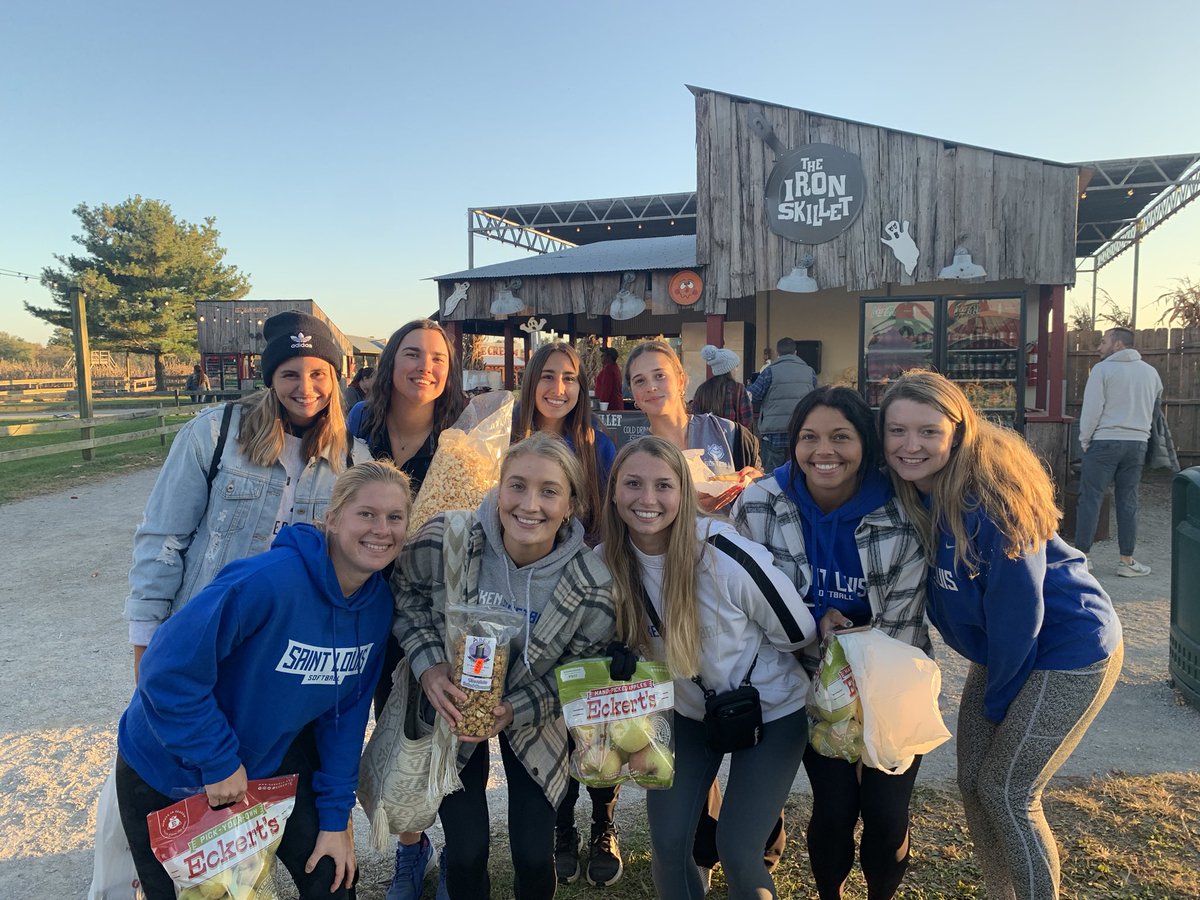 Yesterday the Billikens enjoyed picking apples &amp; some STL fall weather <a href="/eckertfarms/">Eckert's Farms</a>  🍂🍎