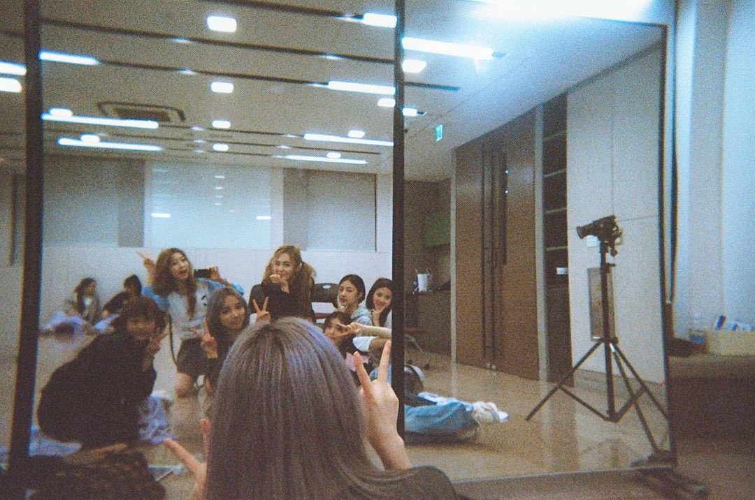 foryaleth's tweet photo. [ 📸 ]

คุณอู๋เทียนมี่อัพรูปภาพกับหย่าเ��่อและสาว ๆซีกรุ้ปค่ะ 🤍💚🤍

ⓒ https://t.co/lM6SeXHadO

#WangYale #王雅乐 #왕야러 #หวังหย่าเล่อ 𓈒 https://t.co/Z1B7hGcn8b