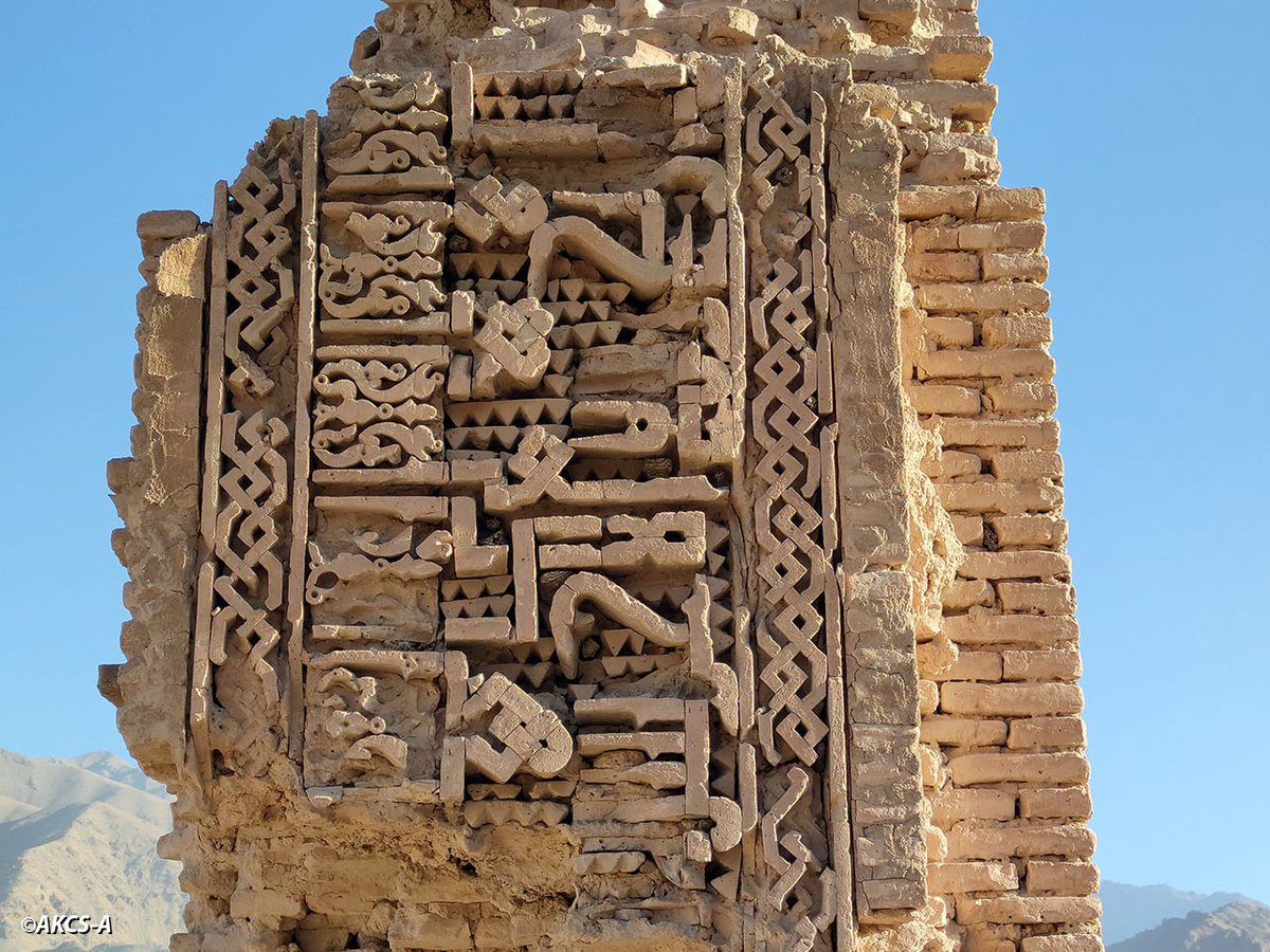 The precarious situation of an Ghorid-era structure built in 1167 AD located on a plateau outside of Chisht-i Sharif, a 12th century religious center that gave its name to the Chishtiyya order of Sufism.. bit.ly/3C8ByDn
#Afghanistan #Taliban #Herat #Heritage #Archaeology