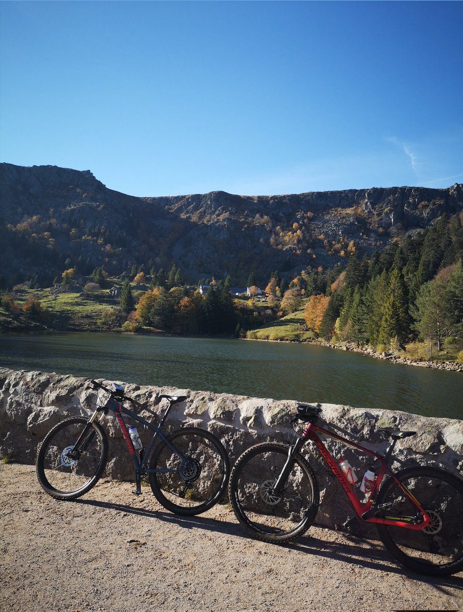 LaBandidass's tweet photo. On a pas trouvé les meilleurs chemins mais ptn qu'est-ce que c'était magnifaiiique, les lacs et forêts aux couleurs d'automne https://t.co/zEZbpWT22w