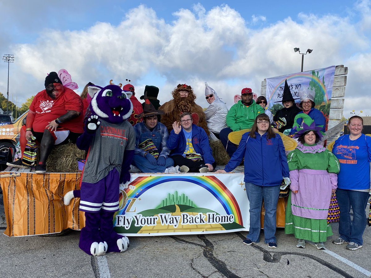 BearcatBeau's tweet photo. A few pictures before the parade. https://t.co/F2tGnvIgSU