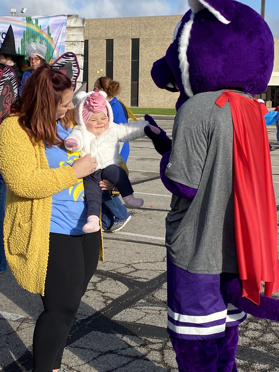 BearcatBeau's tweet photo. A few pictures before the parade. https://t.co/F2tGnvIgSU