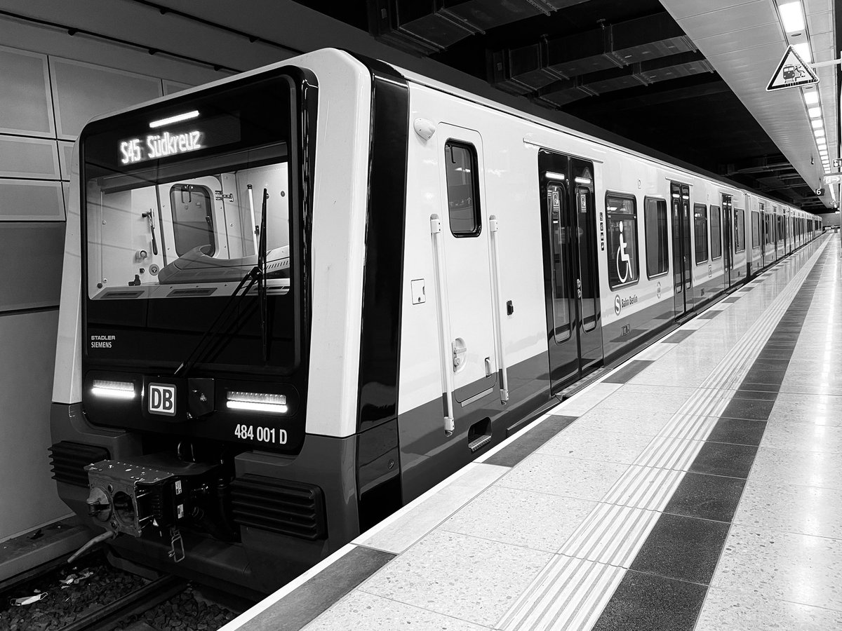 joandre91385850's tweet photo. Die neue #Br484 am #BERAirport 

_______
#sbahn #sbahnberlin #br483 #baureihe484 #baureihe483 #trainspotter #airport #berlin #iphone https://t.co/NumZdER3oM
