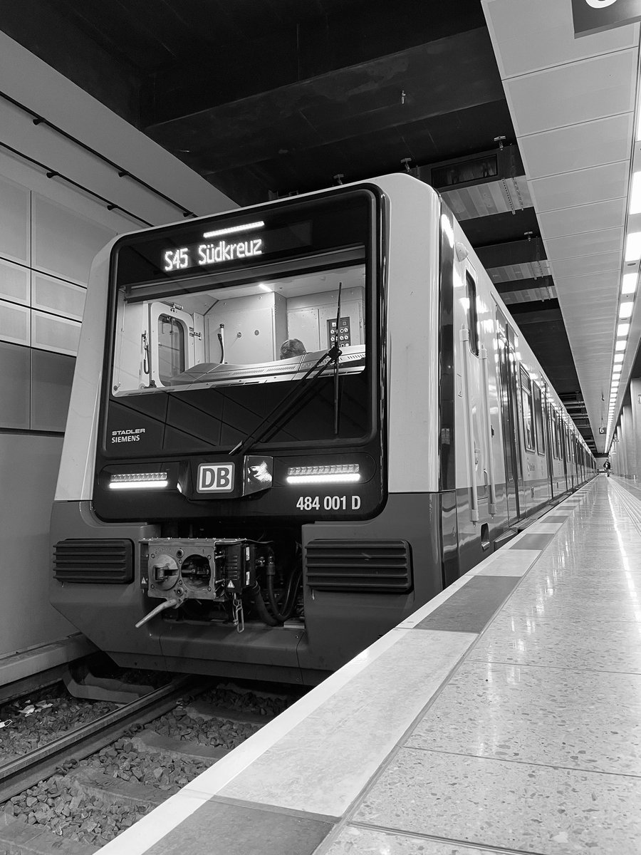 joandre91385850's tweet photo. Die neue #Br484 am #BERAirport 

_______
#sbahn #sbahnberlin #br483 #baureihe484 #baureihe483 #trainspotter #airport #berlin #iphone https://t.co/NumZdER3oM