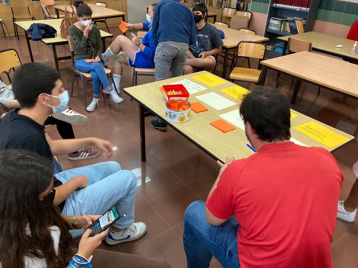 LaSalleInstituc's tweet photo. Animadores de #ILSA_Grupos preparan el Plan de Animadores buscando momentos de oración ,reflexión ,compromiso y amistad. ¡Equipazo!💪 #EstásEnCasa #SomosLaSalle https://t.co/2cFaGLBS9i