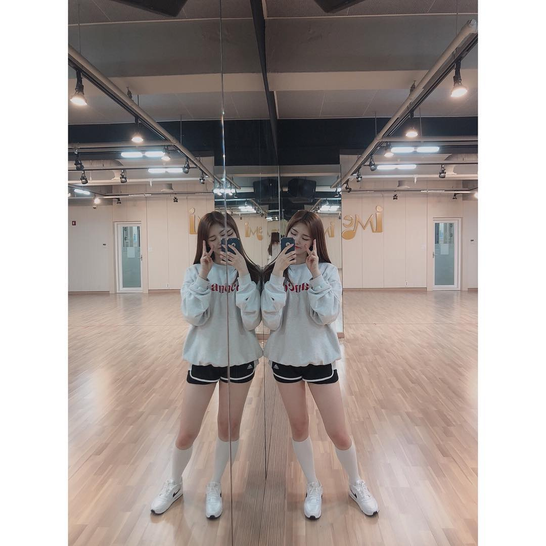 wearedreamrose's tweet photo. ˛ 𝓓reamrose 𓈒՞ㅤ specialㅤ up * date ✧ #HarleyStream ꔛ
Vengo a decirles que quiero perderme en las estrellas después de escuchar a harley porque con esa voz, todo el mundo quiere seguirla hasta el fin del universo. https://t.co/rvcK0AxOgs