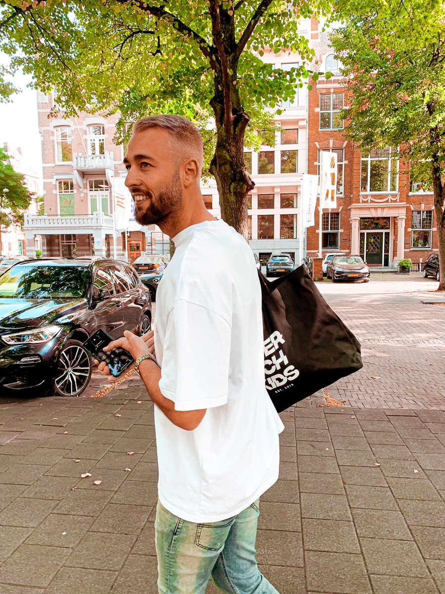 We are super excited that our new song ‘Everyone’s Lonely’ with Ally Ahern is OUT TODAY! Click on the link in our bio to check it out and let us know what you think! 😄