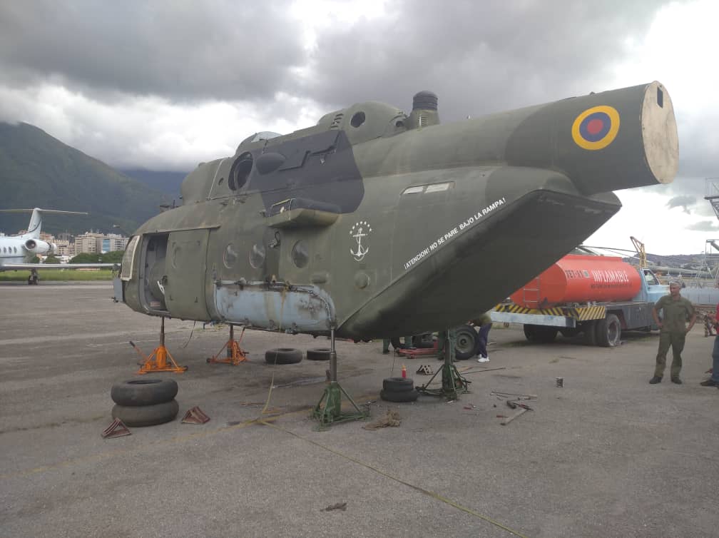 ArmadaFANBVzla's tweet photo. #NavegandoAlBicentenario la @ArmadaFANBVzla inicia recuperación de un Helicoptero MI17V5 AT-00598, labores apadrinadas por el VA Gustavo Rojas, Cmdte de la @ARB_CANB a fin de elevar su Nivel de Apresto Operacional.
¡Aviadores Navales por Siempre!
@NicolasMaduro @vladimirpadrino https://t.co/q4FsIMSqT8