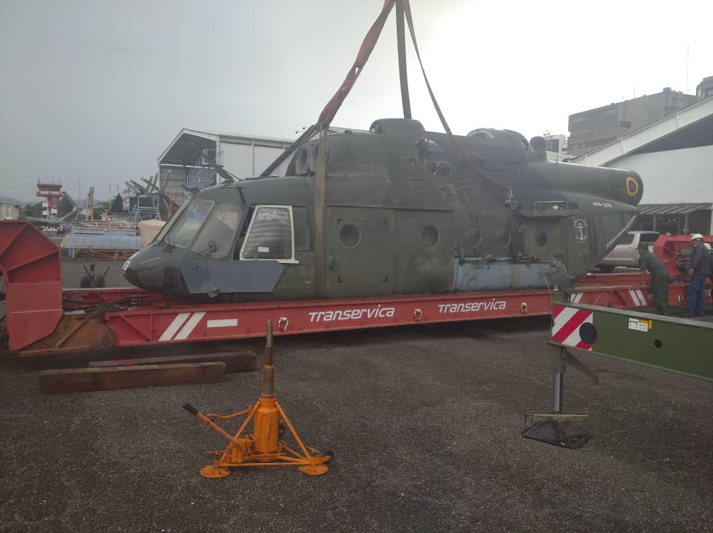 ArmadaFANBVzla's tweet photo. #NavegandoAlBicentenario la @ArmadaFANBVzla inicia recuperación de un Helicoptero MI17V5 AT-00598, labores apadrinadas por el VA Gustavo Rojas, Cmdte de la @ARB_CANB a fin de elevar su Nivel de Apresto Operacional.
¡Aviadores Navales por Siempre!
@NicolasMaduro @vladimirpadrino https://t.co/q4FsIMSqT8