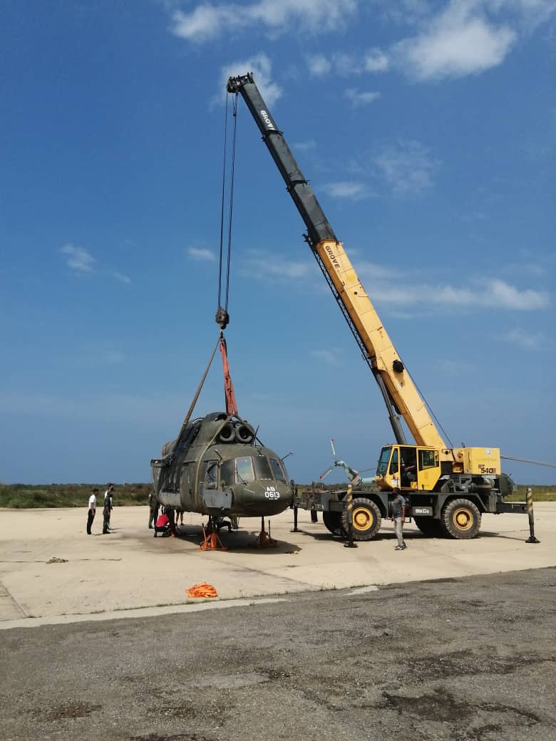 ArmadaFANBVzla's tweet photo. #NavegandoAlBicentenario la @ArmadaFANBVzla inicia recuperación de un Helicoptero MI17V5 AT-00598, labores apadrinadas por el VA Gustavo Rojas, Cmdte de la @ARB_CANB a fin de elevar su Nivel de Apresto Operacional.
¡Aviadores Navales por Siempre!
@NicolasMaduro @vladimirpadrino https://t.co/q4FsIMSqT8