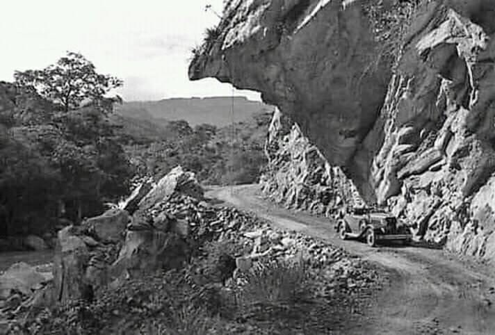DeepSageApp's tweet photo. En la vía Bogotá - Melgar (Tolima) se encuentra “La Nariz del Diablo” surgió en la construcción de la carretera en el sitio El Boquerón (donde por unos metros es Tolima), donde después de tres detonaciones no se derrumbó y se dejó así . 
Fecha aprox1938
Fotógrafo Horst Martin https://t.co/krR4Fm2dnt