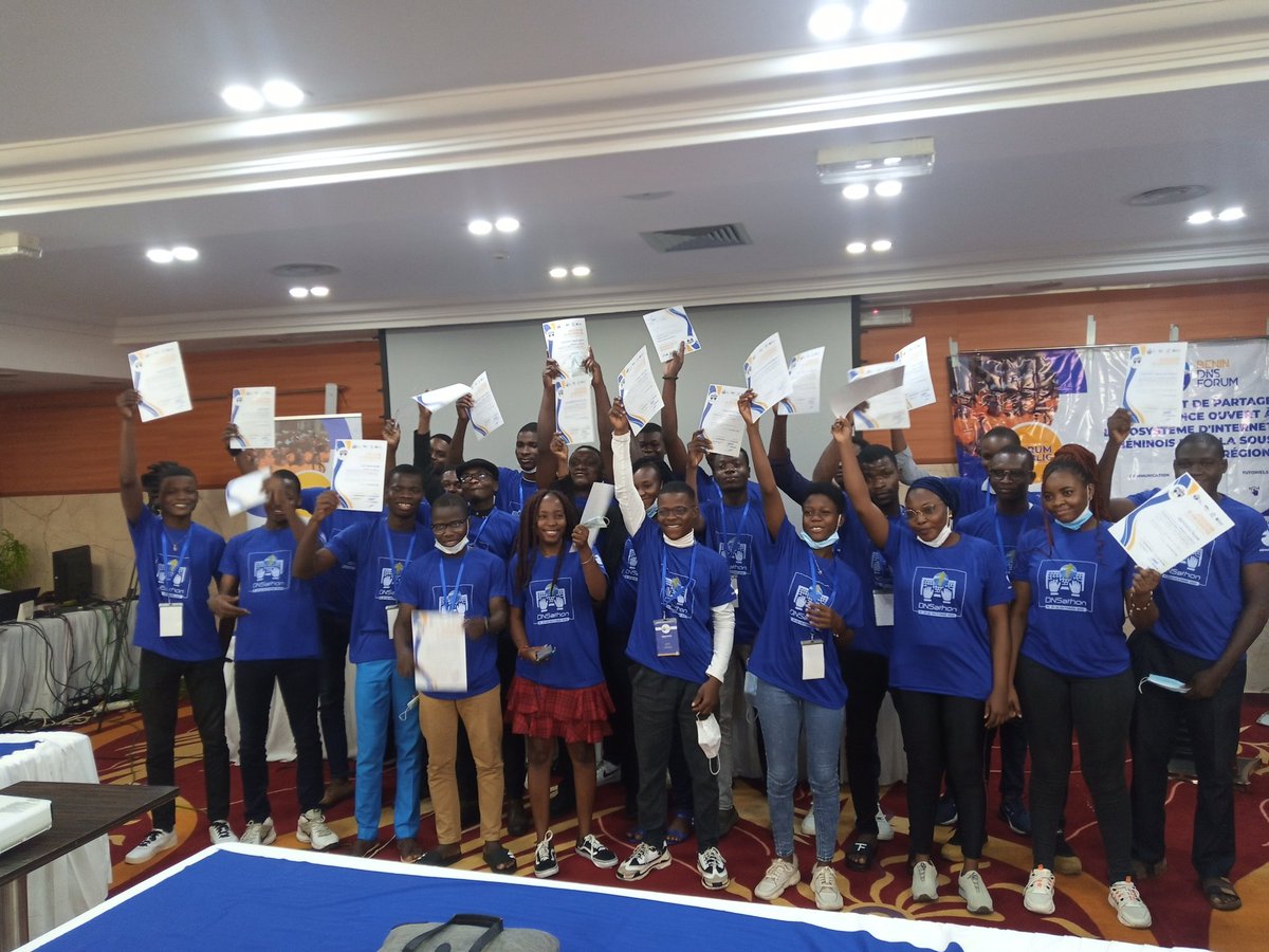 benindnsforum's tweet photo. 🚀 📣 Remise officielle des attestations aux participants du DNSathon 2021 qui a permis de mettre en place une infrastructure DNS sécurisée de bout en bout.

#DnsAthon #BDF2021 #beninnumerique #team229 https://t.co/EsVkL9wpf5