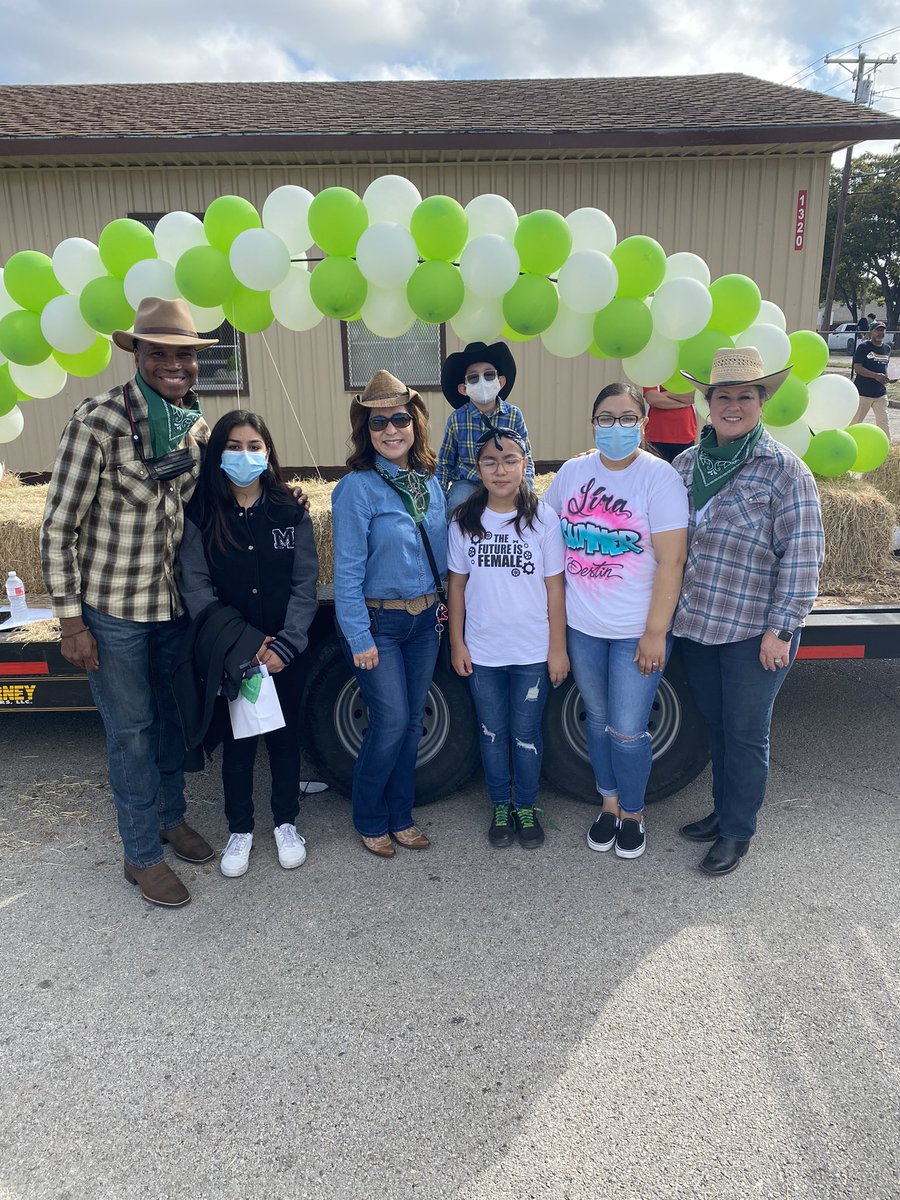 PathtoPinkston's tweet photo. Giddy Up and Go Cougars @ Bryan Adams Homecoming Parade! @dallasschools @MRamirezDISD @LisaAnnVega1 https://t.co/funR3CrdBQ