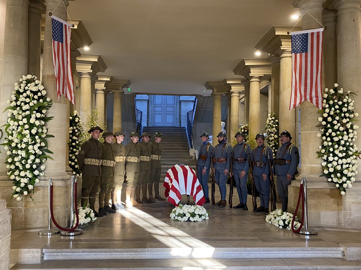 lise_magnier's tweet photo. Les commémorations du 100ème anniversaire du choix du soldat inconnu américain de la Première Guerre Mondiale ont débuté à @VilledeChalons.

Le hall de l’hôtel de Ville est actuellement ouvert au public pour la reconstitution.

Ce matin c’était 🏀 et ⚾️ Place Foch ! https://t.co/vn08Wqjmw2