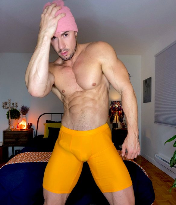 2 pic. Saturday #MOOD 
@jj_malibu ? https://t.co/UYm3XhzIat