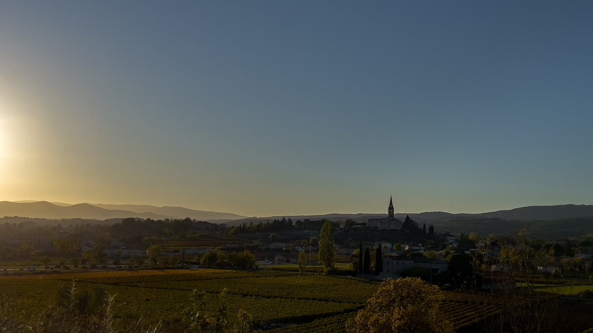 YaPasFoto's tweet photo. #projet365 - 296 - Paysage de l’Ardèche
Panoramique par recadrage du village de Lablachère au coucher du soleil.
Légère retouche avec Lightroom. https://t.co/qbSMwCjKcs