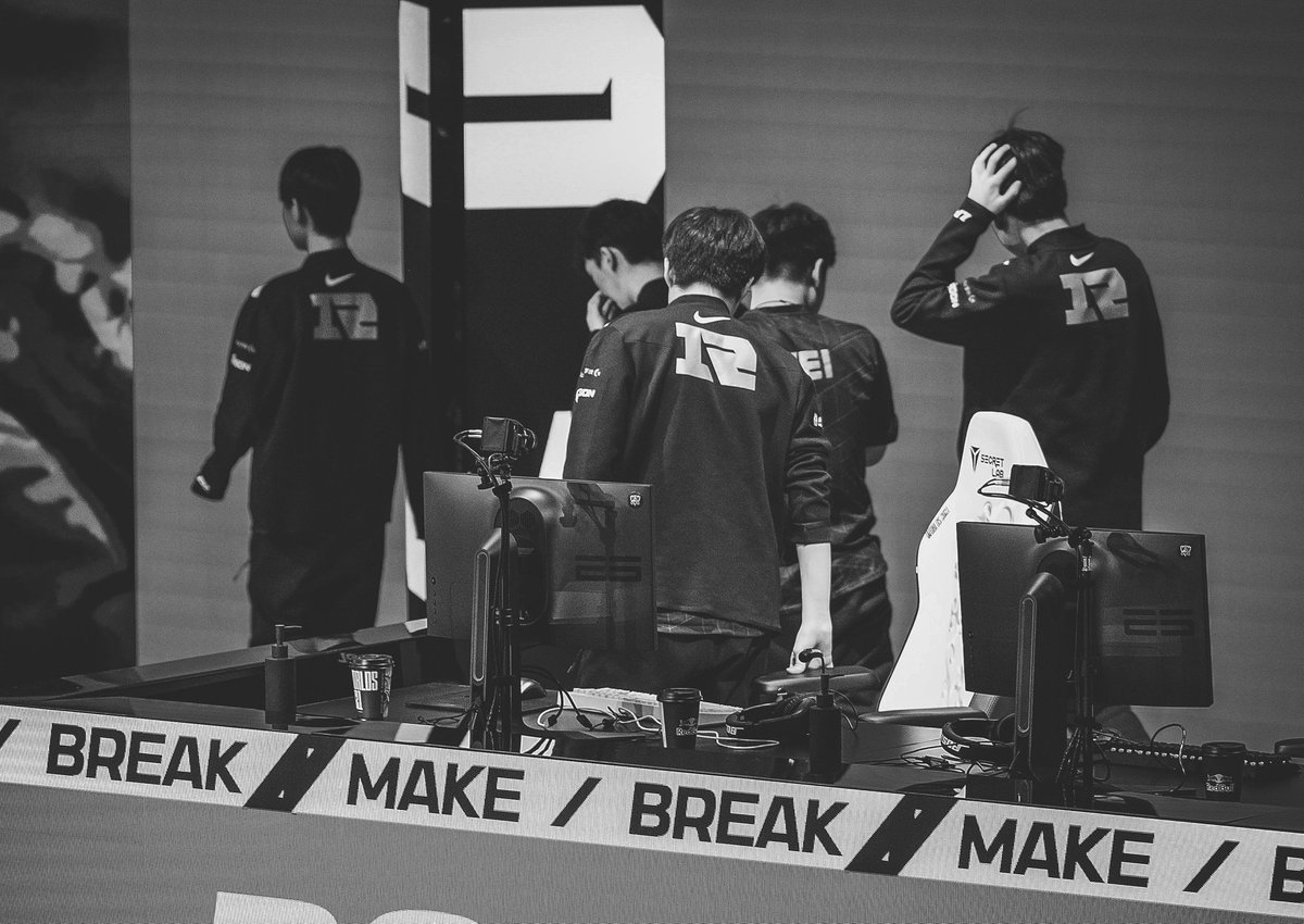2021Worlds's tweet photo. Eliminados! 

16° 🇨🇳 RNG 6-5
15° 🇰🇷 HLE 4-5
14° 🇨🇳 LNG 3-4
13° 🇺🇸 TL 3-4
12° 🇭🇰 PSG 3-3
11° 🇪🇺 FNC 1-5
🔟 🇺🇸 100T 3-3
9️⃣ 🇯🇵 DFM 3-7
8️⃣ 🇪🇺 RGE 3-5
7️⃣ 🇨🇳 FPX 2-5
6️⃣ 🇹🇼 BYG 4-8
5️⃣ 🇦🇺 PCE 5-7
4️⃣ 🇹🇷 GS 4-5
3️⃣ 🇧🇷 RED 3-6
2️⃣ 🇷🇺 UOL 1-4
1️⃣ 🇨🇷 INF 0-4

c.i: @lolesports

#Worlds2021 https://t.co/mjSRHe6LwY