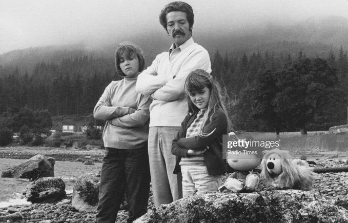 Support4Sophiex's tweet photo. A devoted Dad & his Daughters!💙❤️❤️
A baby faced Emma & Sophie with their Father Eric Thompson!
I love this photo!😊
Have a lovely & peaceful weekend;)😘
#EricThompson
#EmmaThompson
#SophieThompson
#ClassicPhotography https://t.co/PrQZHLns1A
