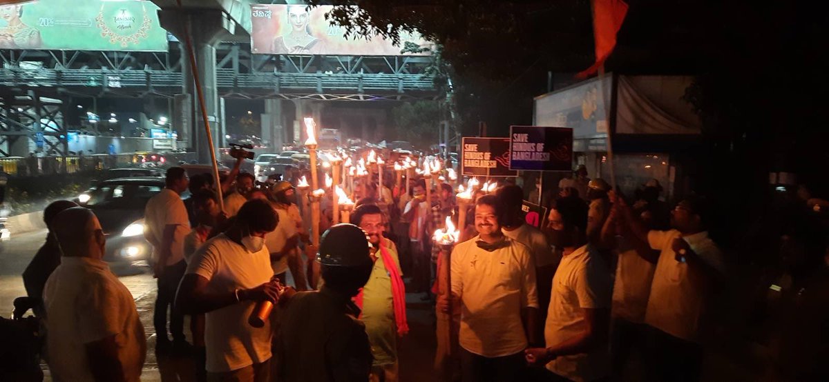 astitvam's tweet photo. Across the state @yuva_brigade had organised 150 protest marches in support of Bangla Hindus. In Bengaluru hundreds have participated with torchlight in their hand!
March started and ended at ISCKON.
#TorchLightMarch
#SaveBanglaHindus https://t.co/rxGTQp59YR