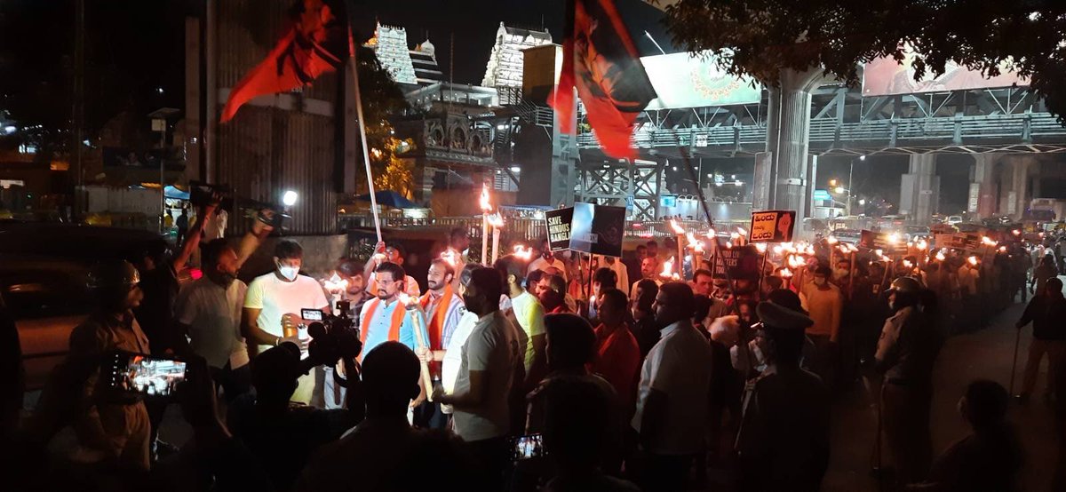 astitvam's tweet photo. Across the state @yuva_brigade had organised 150 protest marches in support of Bangla Hindus. In Bengaluru hundreds have participated with torchlight in their hand!
March started and ended at ISCKON.
#TorchLightMarch
#SaveBanglaHindus https://t.co/rxGTQp59YR