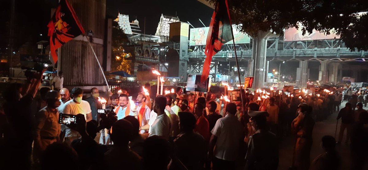 astitvam's tweet photo. Across the state @yuva_brigade had organised 150 protest marches in support of Bangla Hindus. In Bengaluru hundreds have participated with torchlight in their hand!
March started and ended at ISCKON.
#TorchLightMarch
#SaveBanglaHindus https://t.co/rxGTQp59YR