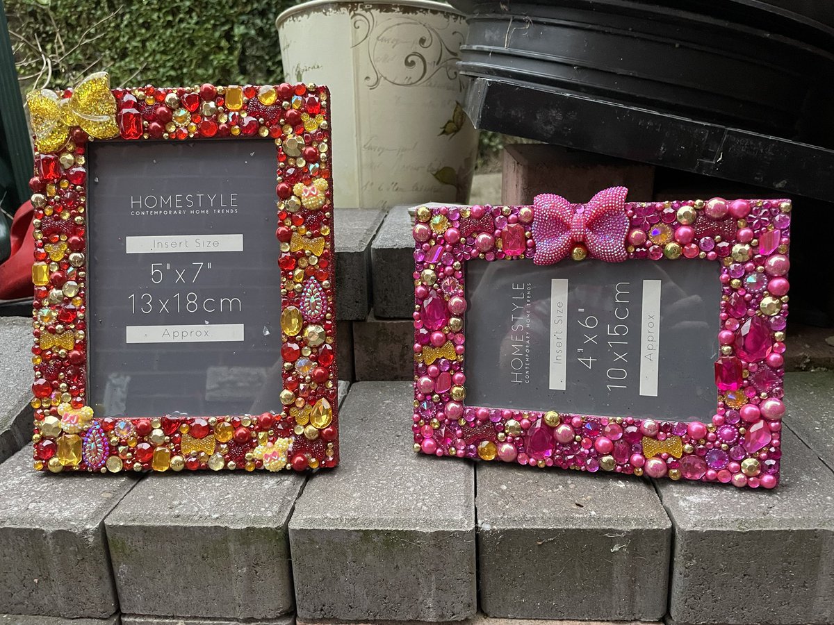 NatalieEdex's tweet image. 2 more frames done and ready to send overseas 🇺🇸😍😍 the orders are starting to flow in now. Thanks so much everybody for your ongoing support 💖💖💖 busy bee 🐝 #shiningshimmeringsplendiddesigns #customphotoframes #glitter #sparkles #rhinestones #etsyselleruk #smallbusinessuk