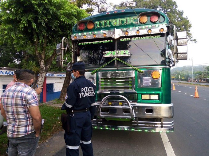 DCR925's tweet photo. #Nacionales >> El @VMTElSalvador y la @PNCSV de Tránsito, sancionaron a dos unidades del transporte colectivo por alza no autorizada del pasaje. https://t.co/5648WW5i9b