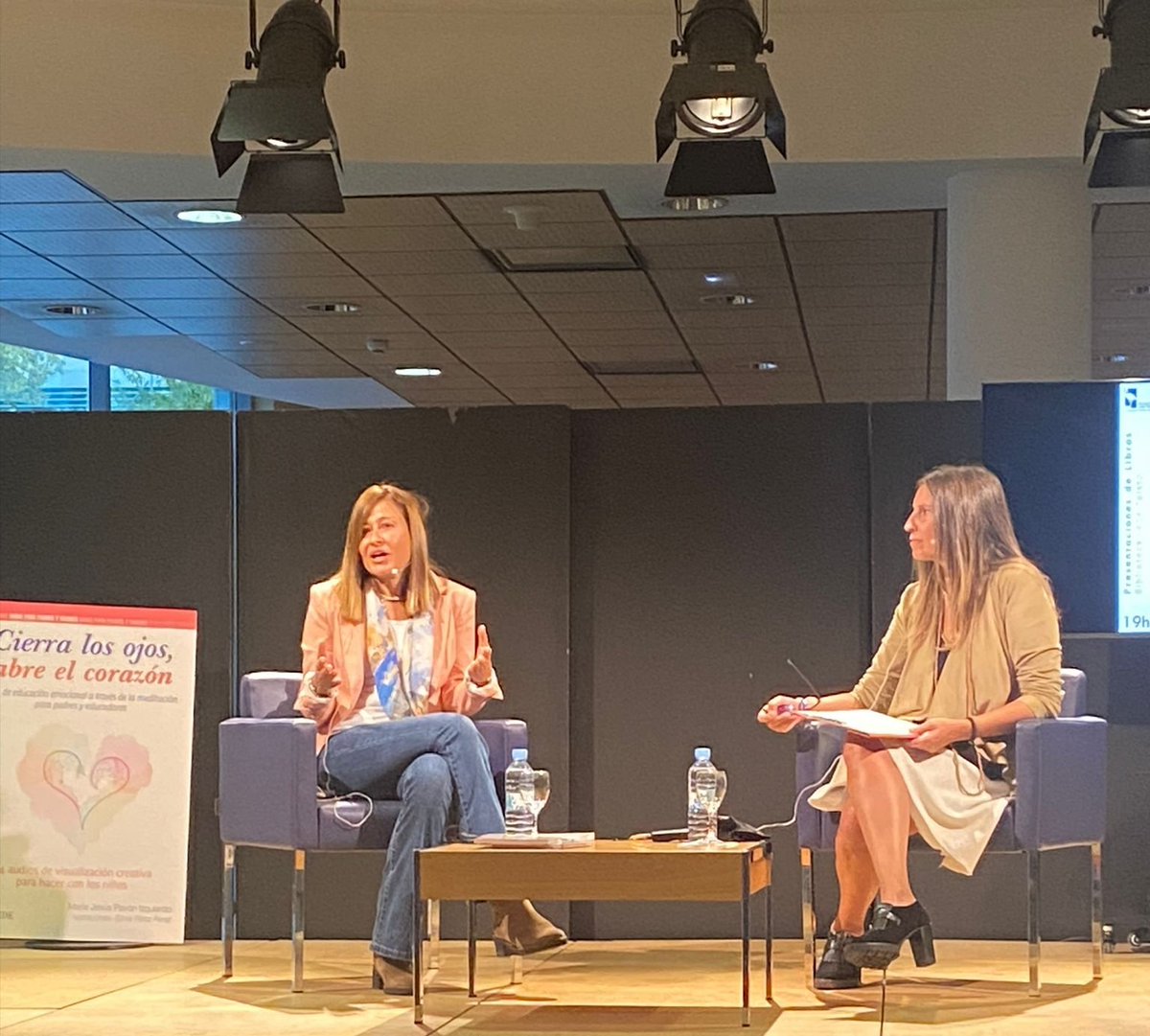 Encantada con cómo salió la presentación del libro "Cierra los ojos, abre el corazón", fué un placer poder charlar sobre educación, emociones💕, niños y cómo entrenar su capacidad de atención 👀

Gracias a @gloriaferalva por acompañarme y a <a href="/Ayto_Las_Rozas/">Ayuntamiento de Las Rozas</a> y <a href="/bibliotecarozas/">BibliotecasLasRozas</a>. 🤗