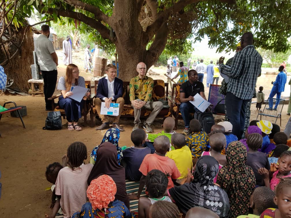 BartOuvry's tweet photo. Un accueil chaleureux dans un village de bozos, pêcheurs maliens, où l'ONG @joinforwater a créé des points d'eau sur base de technologie locale &amp; des latrines VIP! La communauté prend en charge la gestion et assure la durabilité des installations. Félicitations à toutes et tous ! https://t.co/euqxMQlFPJ