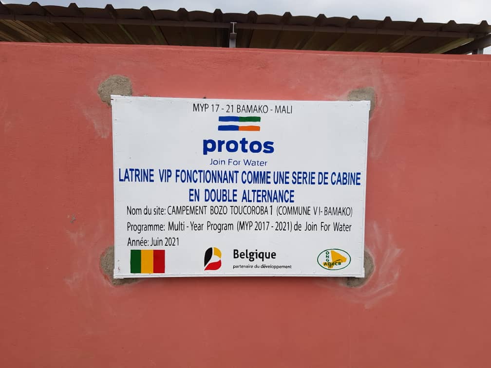 BartOuvry's tweet photo. Un accueil chaleureux dans un village de bozos, pêcheurs maliens, où l'ONG @joinforwater a créé des points d'eau sur base de technologie locale &amp; des latrines VIP! La communauté prend en charge la gestion et assure la durabilité des installations. Félicitations à toutes et tous ! https://t.co/euqxMQlFPJ