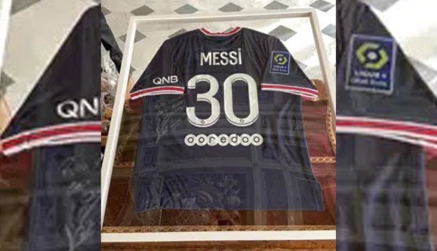 DCR925's tweet photo. El Papa recibe la camiseta del PSG de Messi

El Papa se mostró muy agradecido al futbolista argentino Lionel Messi por enviarle una camiseta del Paris Saint-Germain, su nuevo club tras dejar el FC Barcelona el pasado verano y aseguró que su compatriota siempre podrá contar con él https://t.co/yhzSR4Ogps