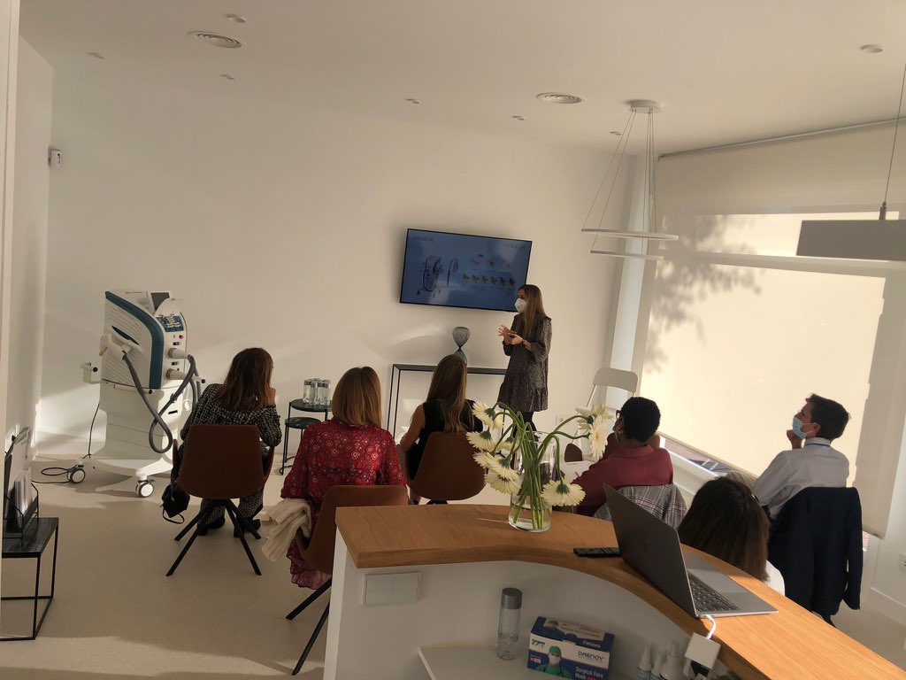 l_acuite's tweet photo. Gran acogida para el segundo de los Cursos Showroom #Lumenis #LuzPulsada #OptimaIPL con la Dra. Alejandra Amesty de @vissum @GrupoMiranza Alicante. Teoría y práctica para conocer de cerca la última tecnología @Lumenis_Vision by #lacuite y los tratamientos con #luzpulsada #ipl. https://t.co/E09CyvsuVK